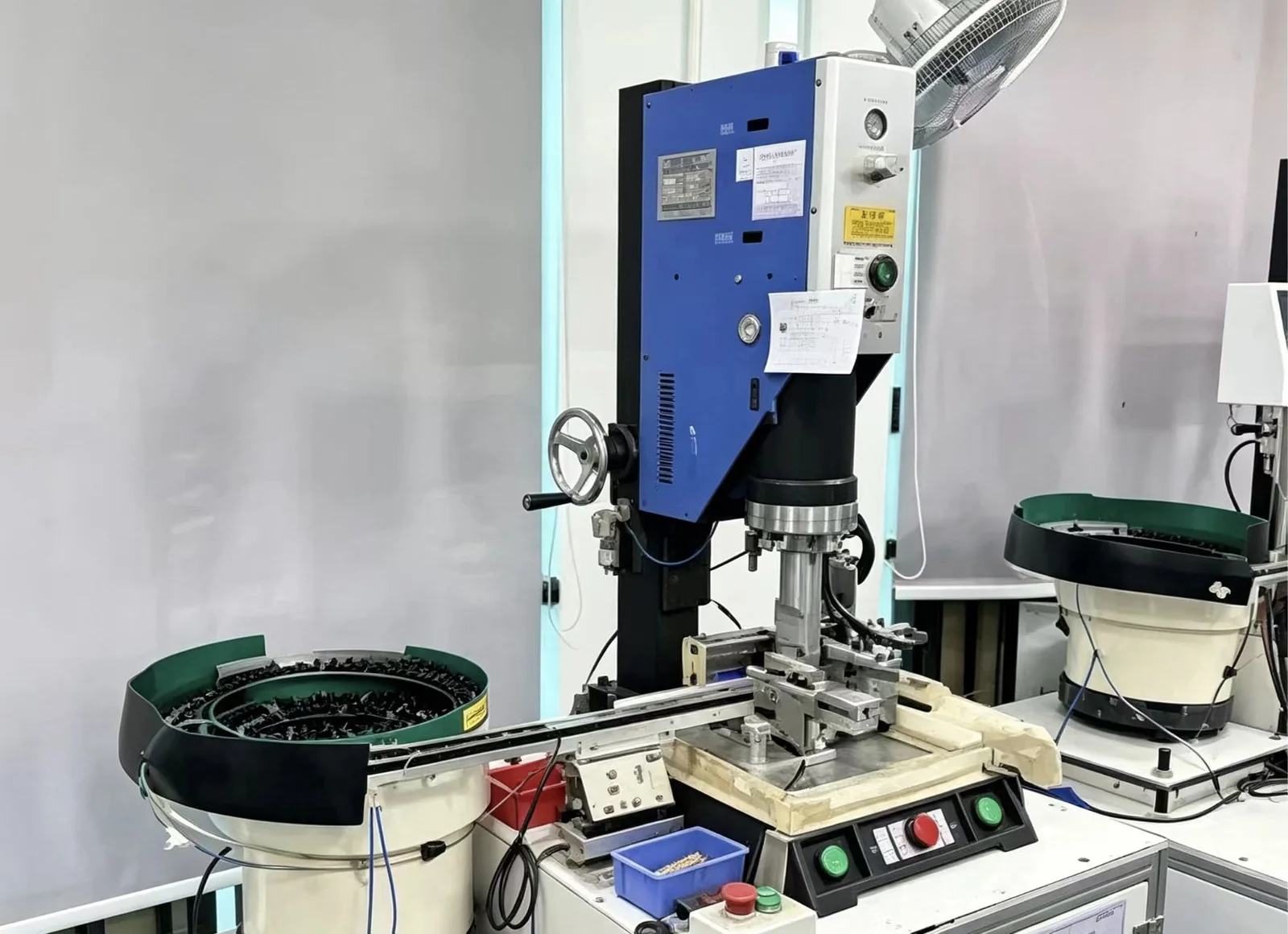 Vibratory bowl feeding and a servo press seating inserts to depth